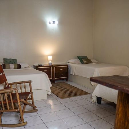 Hotel y Cabinas del Trópico Guápiles Exterior foto