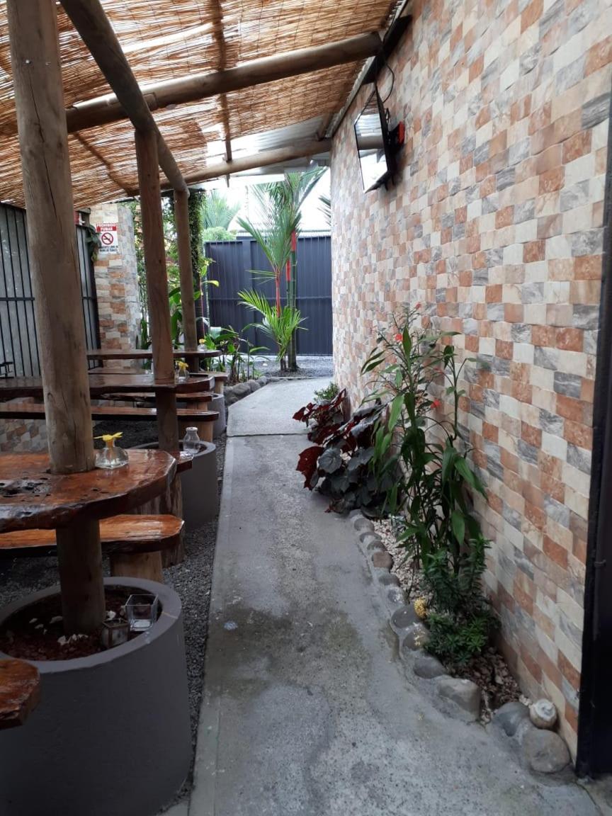 Hotel y Cabinas del Trópico Guápiles Exterior foto